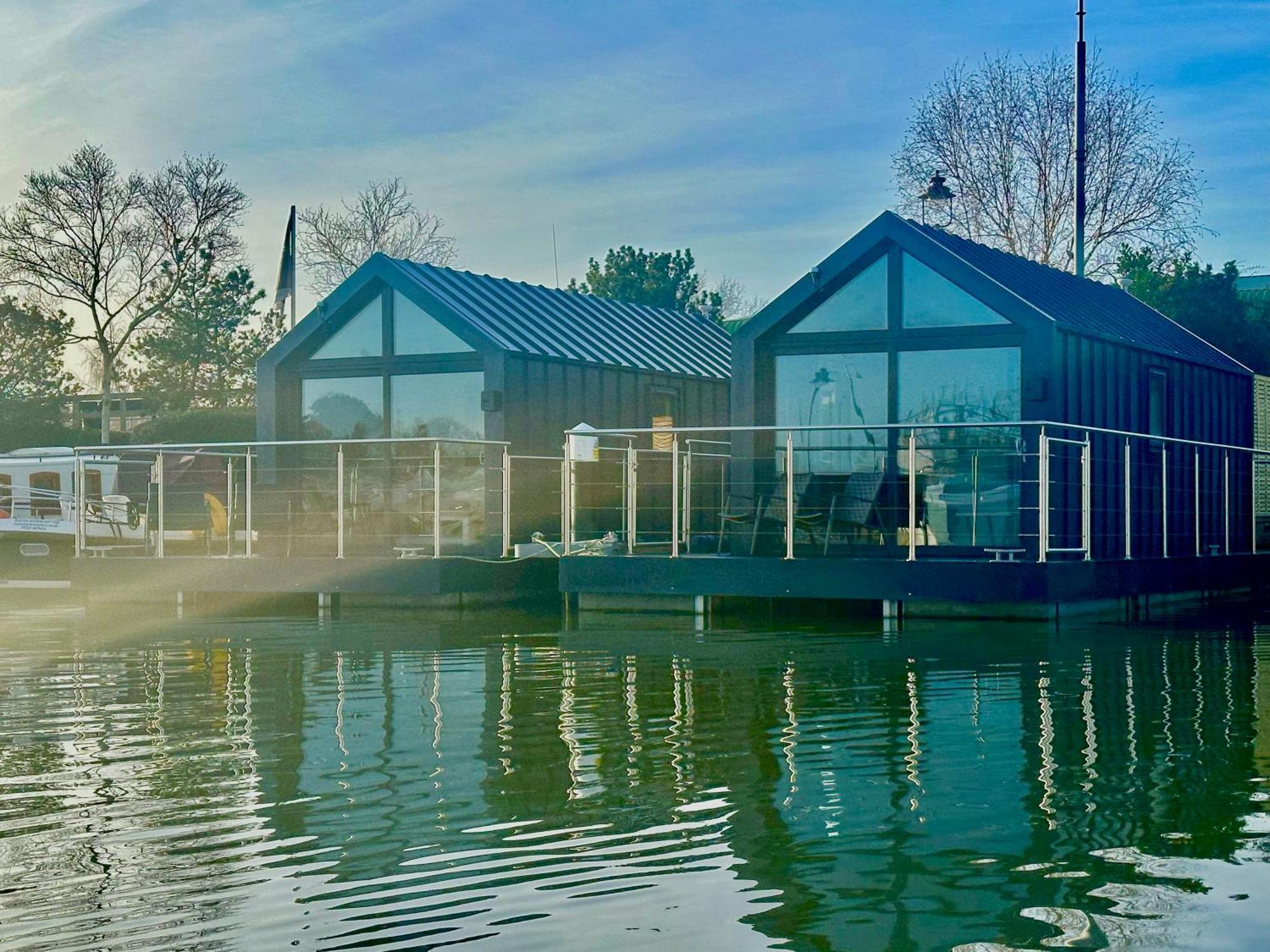 Lincoln Floating Holidays 外观 照片